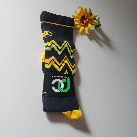 New/NWT ProCompression Compression Socks - Picture 2 of 7